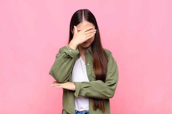 Aziatische Jonge Vrouw Kijken Gestrest Beschaamd Boos Met Een Hoofdpijn — Stockfoto