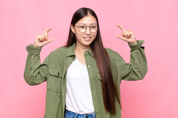 Aziatische Jonge Vrouw Framing Schetsen Van Eigen Glimlach Met Beide — Stockfoto