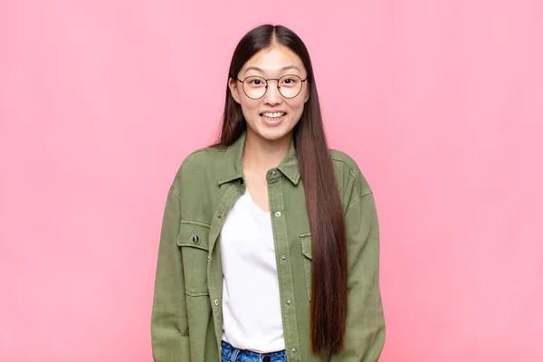 Aziatische Jonge Vrouw Zoek Gelukkig Gek Met Een Breed Leuk — Stockfoto