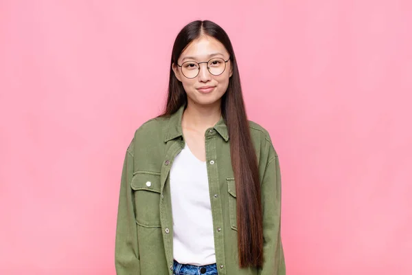 Asiático Joven Mujer Sonriendo Positivamente Con Confianza Buscando Satisfecho Amable —  Fotos de Stock