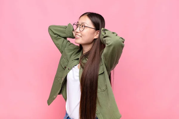 Aziatische Jonge Vrouw Glimlachen Zich Ontspannen Tevreden Zorgeloos Lachen Positief — Stockfoto