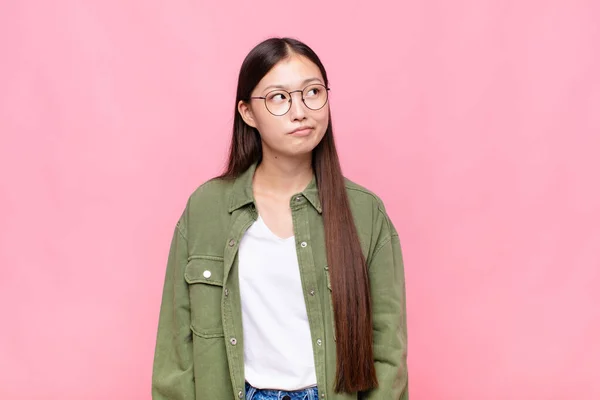 Aziatische Jonge Vrouw Kijken Verbaasd Verward Afvragen Proberen Een Probleem — Stockfoto