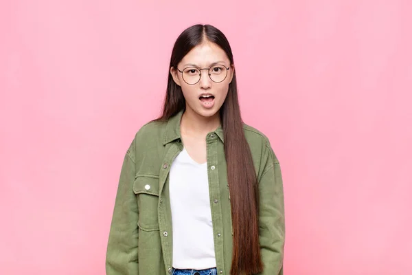 Aziatische Jonge Vrouw Kijken Geschokt Boos Geïrriteerd Teleurgesteld Open Mond — Stockfoto