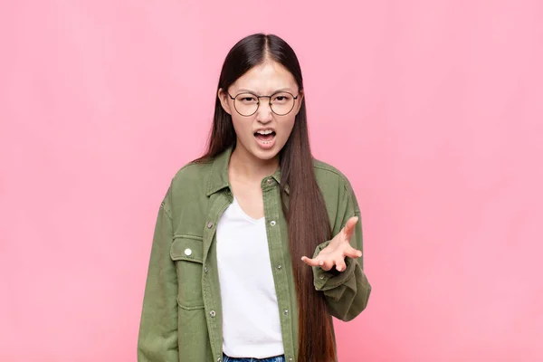 Azji Młoda Kobieta Patrząc Zły Zdenerwowany Sfrustrowany Krzyk Wtf Lub — Zdjęcie stockowe