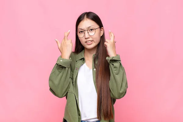 Aziatische Jonge Vrouw Kruisen Vingers Angstig Hopen Geluk Met Een — Stockfoto