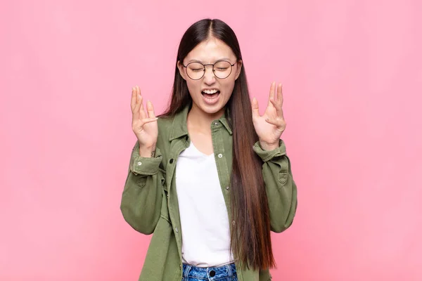 Asiatique Jeune Femme Furieusement Crier Sentir Stressé Ennuyé Avec Les — Photo