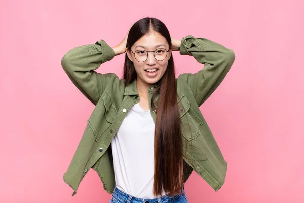 Aziatische Jonge Vrouw Zoek Gelukkig Zorgeloos Vriendelijk Ontspannen Genieten Van — Stockfoto