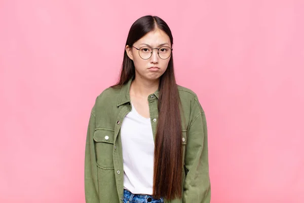 Aziatische Jonge Vrouw Gevoel Verdrietig Zeurderig Met Een Ongelukkige Blik — Stockfoto