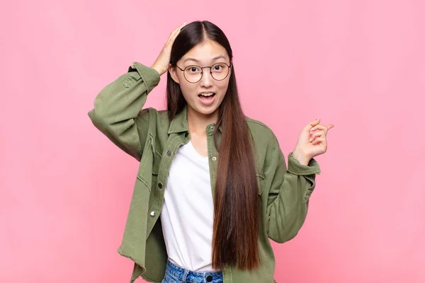 Aziatische Jonge Vrouw Lachen Kijken Gelukkig Positief Verrast Realiseert Zich — Stockfoto