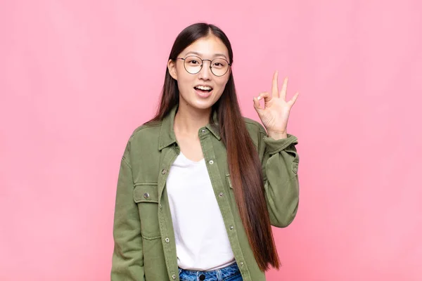 Asiático Joven Mujer Sintiéndose Exitosa Satisfecha Sonriendo Con Boca Abierta —  Fotos de Stock
