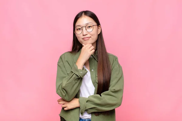 Aziatische Jonge Vrouw Zoek Serieus Verward Onzeker Attent Twijfelen Tussen — Stockfoto