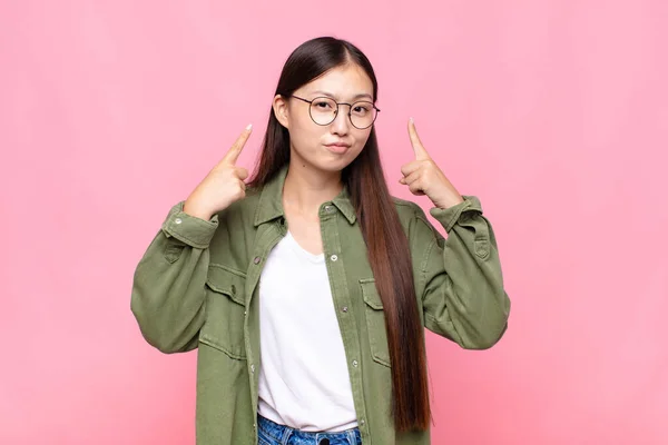 Aziatische Jonge Vrouw Met Een Slechte Houding Kijken Trots Agressief — Stockfoto