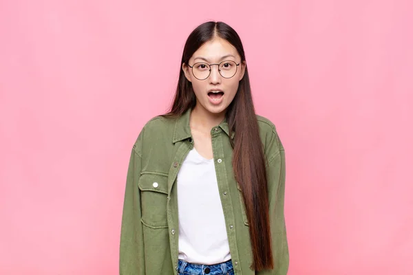 Aziatische Jonge Vrouw Gevoel Doodsbang Geschokt Met Mond Wijd Open — Stockfoto