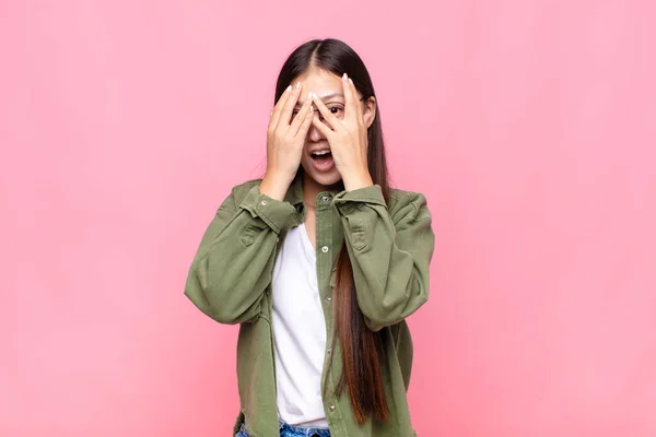 Asiática Jovem Mulher Sentindo Assustada Envergonhada Espreitando Espionando Com Olhos — Fotografia de Stock
