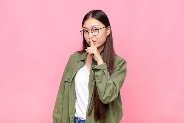 Aziatische Jonge Vrouw Vragen Stilte Stilte Gebaren Met Vinger Voorkant — Stockfoto