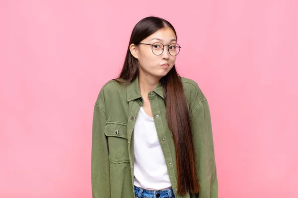 Aziatische Jonge Vrouw Met Een Goofy Gek Verrast Uitdrukking Puffing — Stockfoto