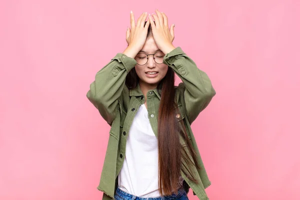 アジア系の若い女性は ストレスと不安 落ち込んで頭痛に苛立ち 両手を頭に上げて — ストック写真