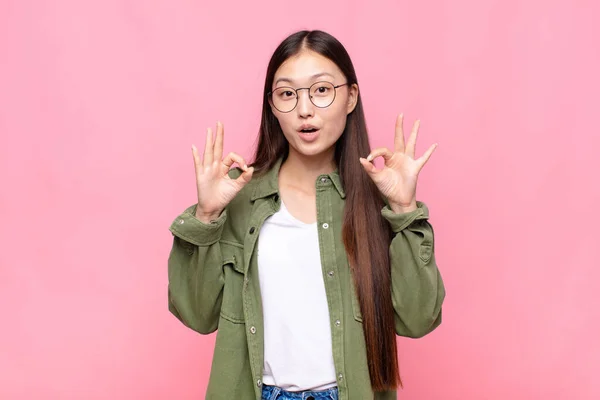 Aziatische Jonge Vrouw Gevoel Geschokt Verbaasd Verrast Tonen Goedkeuring Maken — Stockfoto