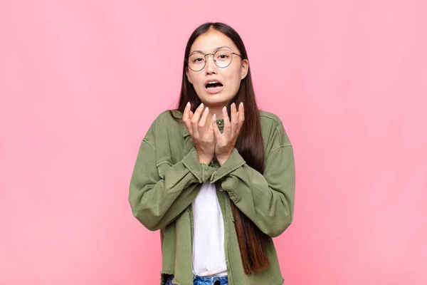 Aziatische Jonge Vrouw Zoek Wanhopig Gefrustreerd Gestresst Ongelukkig Geërgerd Schreeuwen — Stockfoto