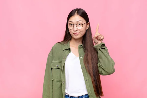 Asiático Joven Mujer Sintiéndose Como Genio Sosteniendo Dedo Orgullosamente Aire —  Fotos de Stock