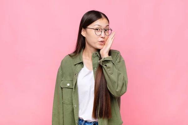 Aziatische Jonge Vrouw Gevoel Geschokt Verbaasd Holding Face Hand Ongeloof — Stockfoto
