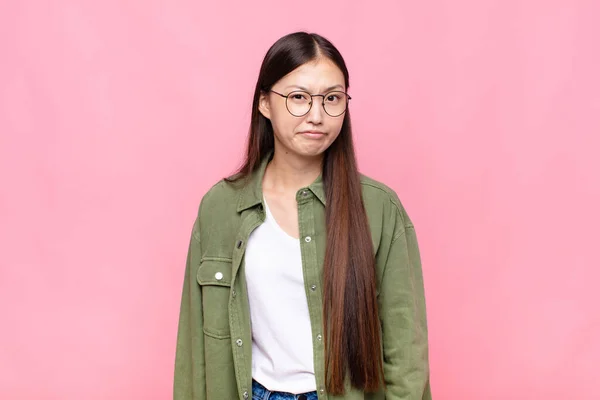 아시아 의젊은 여자는 혼란을 느끼고 의심하며 고민하거나 선택하거나 결정을 내리려고 — 스톡 사진