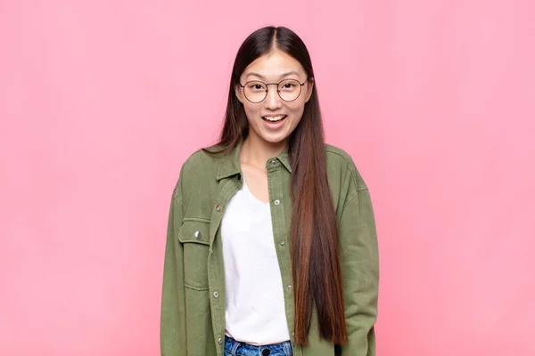 Aziatische Jonge Vrouw Zoek Gelukkig Aangenaam Verrast Opgewonden Met Een — Stockfoto