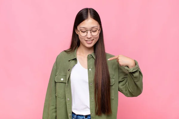 Asiático Joven Mujer Sonriendo Alegremente Casualmente Mirando Hacia Abajo Señalando —  Fotos de Stock