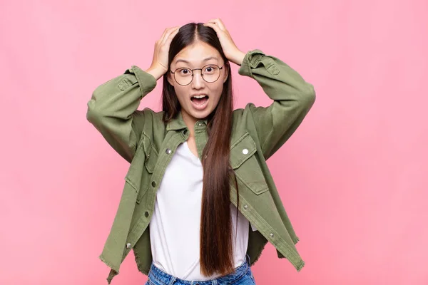 Asiatisk Ung Kvinna Lyfta Händerna Mot Huvudet Öppen Mun Känna — Stockfoto