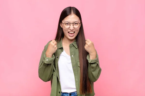 Asiático Joven Mujer Gritando Triunfalmente Riendo Sintiéndose Feliz Emocionado Mientras — Foto de Stock