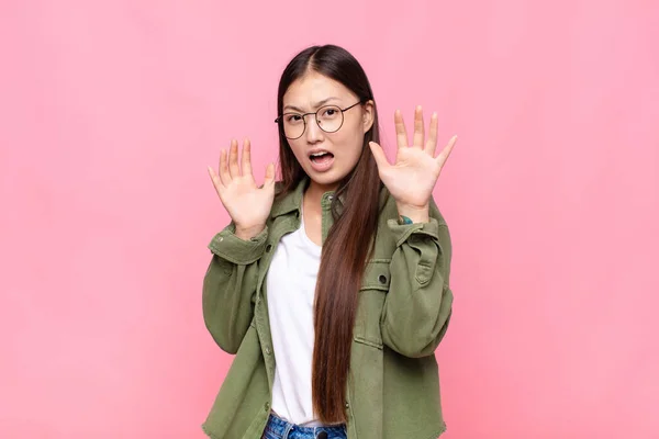 Aziatische Jonge Vrouw Gevoel Verbijsterd Bang Bang Voor Iets Angstaanjagend — Stockfoto