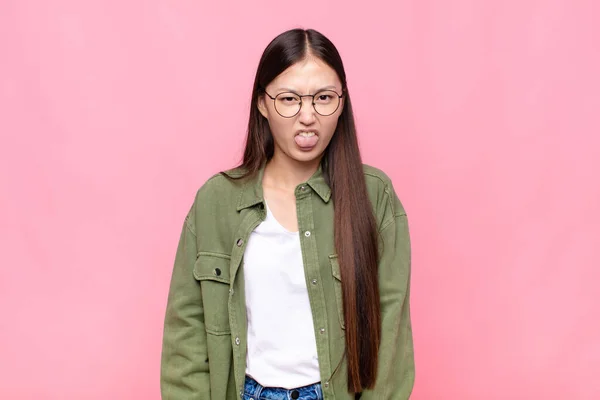 Aziatische Jonge Vrouw Gevoel Walgelijk Geïrriteerd Steken Tong Uit Afkeer — Stockfoto