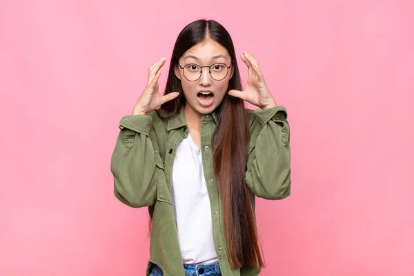 Азиатская Молодая Женщина Кричит Поднятыми Руками Чувствуя Ярость Разочарование Стресс — стоковое фото