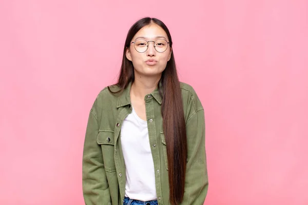 Asiático Joven Mujer Presionando Labios Juntos Con Lindo Divertido Feliz — Foto de Stock