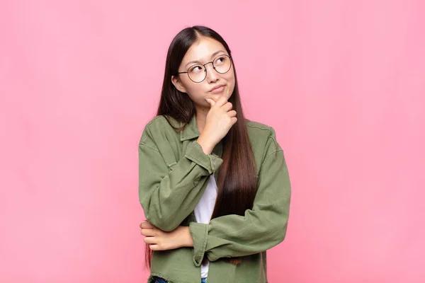 Aziatische Jonge Vrouw Denken Gevoel Twijfelachtig Verward Met Verschillende Opties — Stockfoto