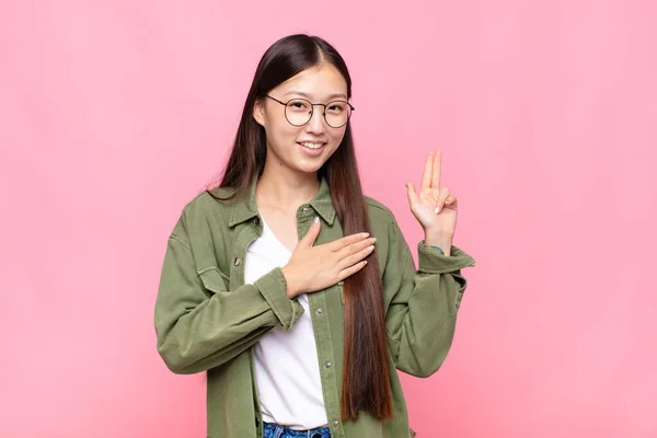 Aziatische Jonge Vrouw Zoek Gelukkig Zelfverzekerd Betrouwbaar Glimlachend Tonen Overwinning — Stockfoto