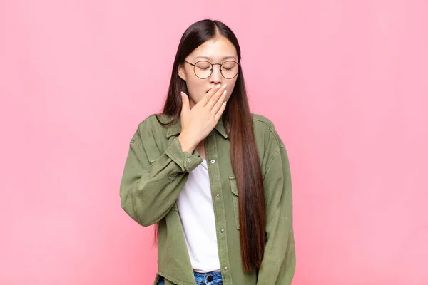 Asiática Jovem Mulher Bocejando Preguiçosamente Início Manhã Acordando Olhando Sonolento — Fotografia de Stock