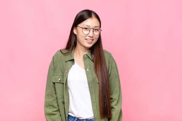 Aziatische Jonge Vrouw Glimlachen Vrolijk Casual Met Een Positieve Gelukkig — Stockfoto