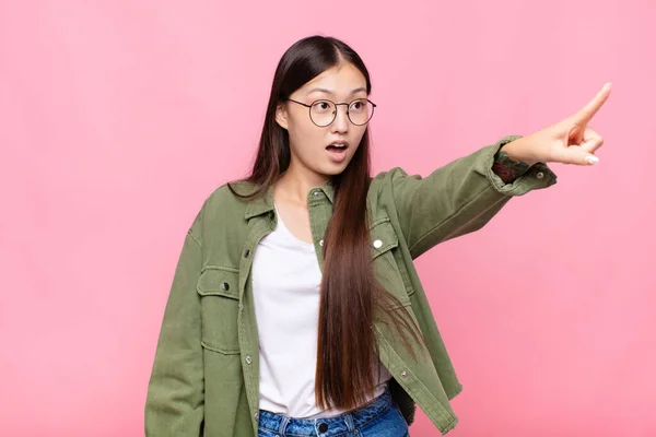 Aziatische Jonge Vrouw Gevoel Geschokt Verrast Wijzen Kijken Omhoog Ontzag — Stockfoto
