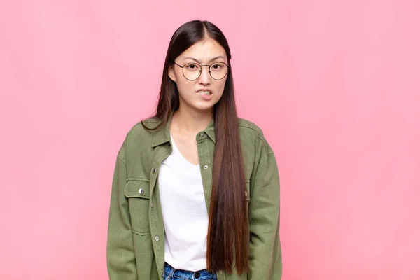 Aziatische Jonge Vrouw Zich Onwetend Verward Onzeker Welke Optie Kiezen — Stockfoto