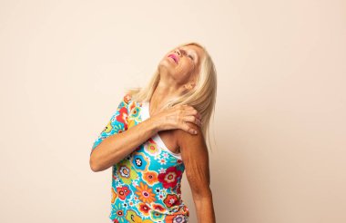 Orta yaşlı bir kadın yorgun, stresli, endişeli, hayal kırıklığına uğramış ve depresif hissediyor. Sırtı ya da boynu ağrıyormuş.