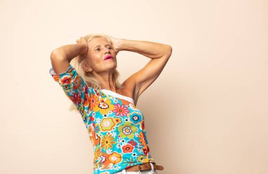 Orta yaşlı, ağzı açık bir kadın korkunç ve şok olmuş görünüyor. Korkunç bir hata yüzünden, el ele tutuşuyor.