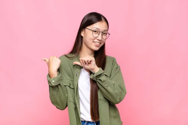 Aziatische Jonge Vrouw Glimlachen Vrolijk Terloops Wijzen Naar Kopiëren Ruimte — Stockfoto