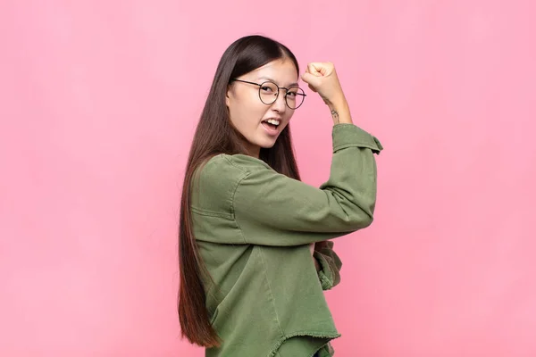 Aziatische Jonge Vrouw Gevoel Gelukkig Tevreden Krachtig Flexing Fit Gespierde — Stockfoto