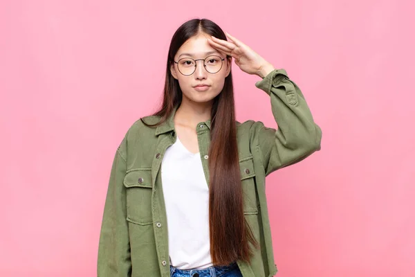 Aziatische Jonge Vrouw Begroeten Camera Met Een Militaire Groet Een — Stockfoto