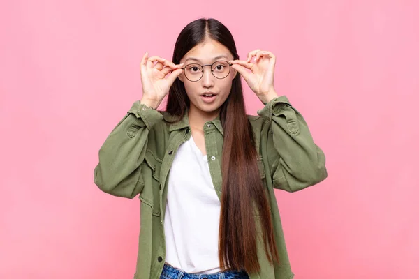 Aziatische Jonge Vrouw Gevoel Geschokt Verbaasd Verrast Met Bril Met — Stockfoto