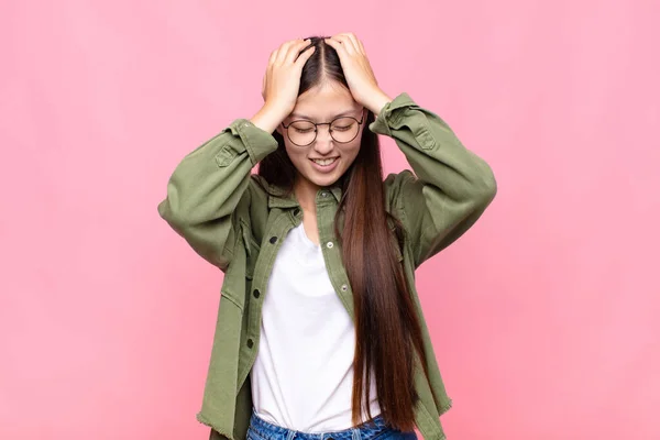 Azji Młoda Kobieta Czuje Się Zestresowany Sfrustrowany Podnosząc Rękę Głowy — Zdjęcie stockowe