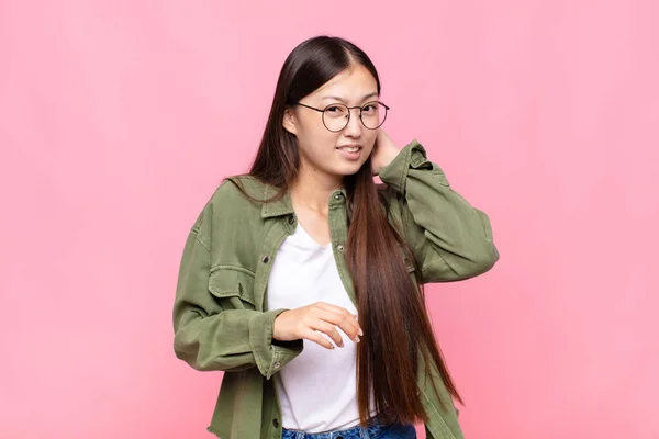 アジア系の若い女性はストレスを感じフラストレーションを感じ疲れ痛みを伴う首をこすり — ストック写真
