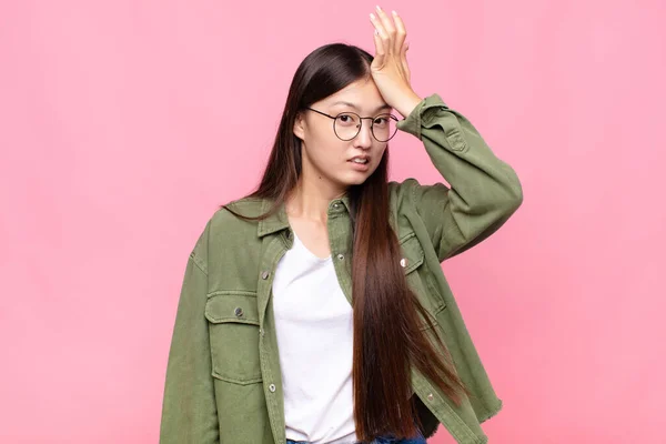 Asian Young Woman Raising Palm Forehead Thinking Oops Making Stupid — Stockfoto