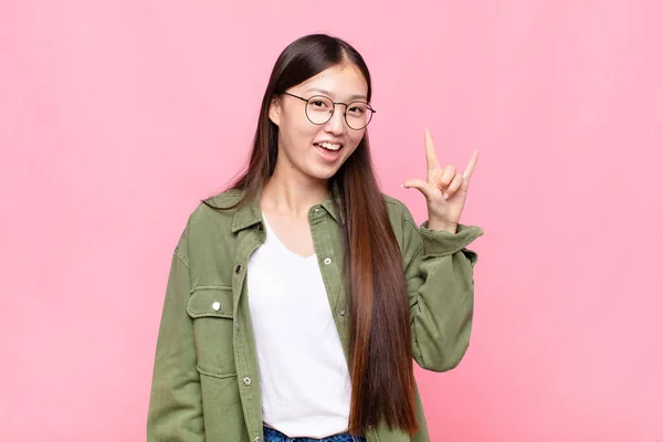Asiático Joven Mujer Sintiéndose Feliz Divertido Seguro Positivo Rebelde Haciendo —  Fotos de Stock